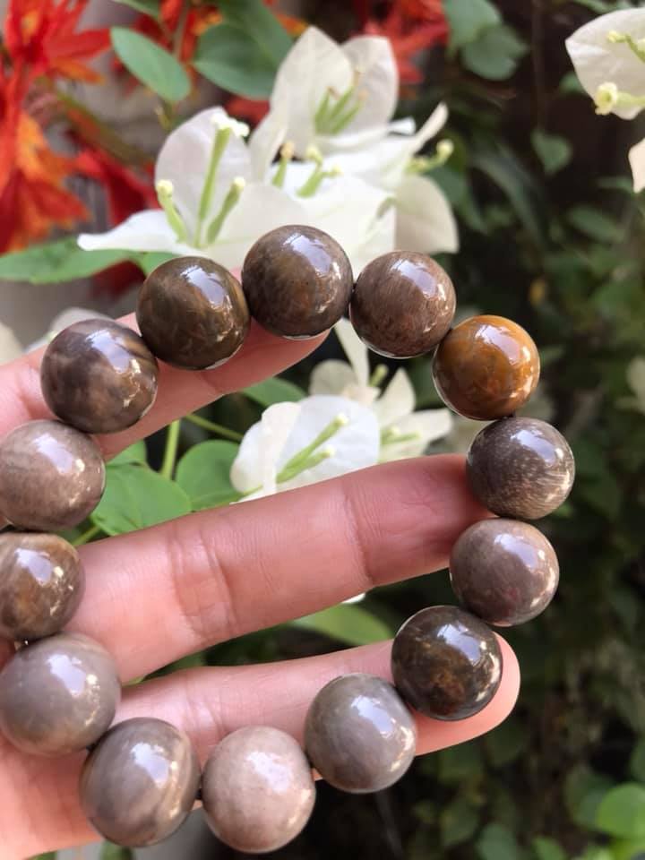 Vòng Gỗ Hóa Thạch Màu Vân Tự Nhiên Bóng Đẹp  Nam Đeo 14mm Màu Nâu Sáng Bóng Vàng Nhẹ  Nam đeo vào tay đẹp sang tốt rẻ nữa ạ