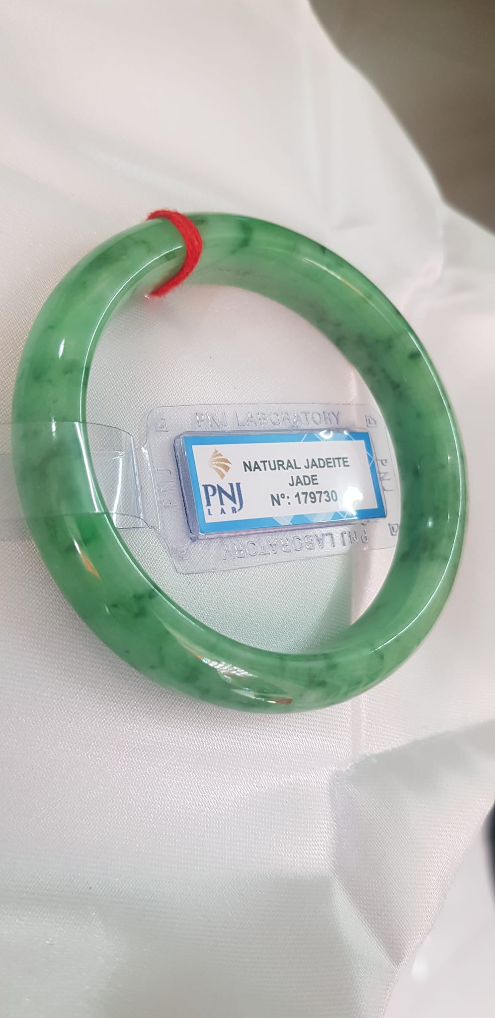 Vòng Cẩm Thạch tự nhiên Vip Bản Hẹ ĐL Ni 56mm x Cao 12mm x dầy 7,8mm Vòng kiểm định P No 179730 màu Xanh Lý Đều bóng vân đậu lý cưng quá mượt đẹp Nữ mệnh Mộc Thủy Hỏa cân nặng 54kg - 63kg đeo rất đẹp sang tay ạ