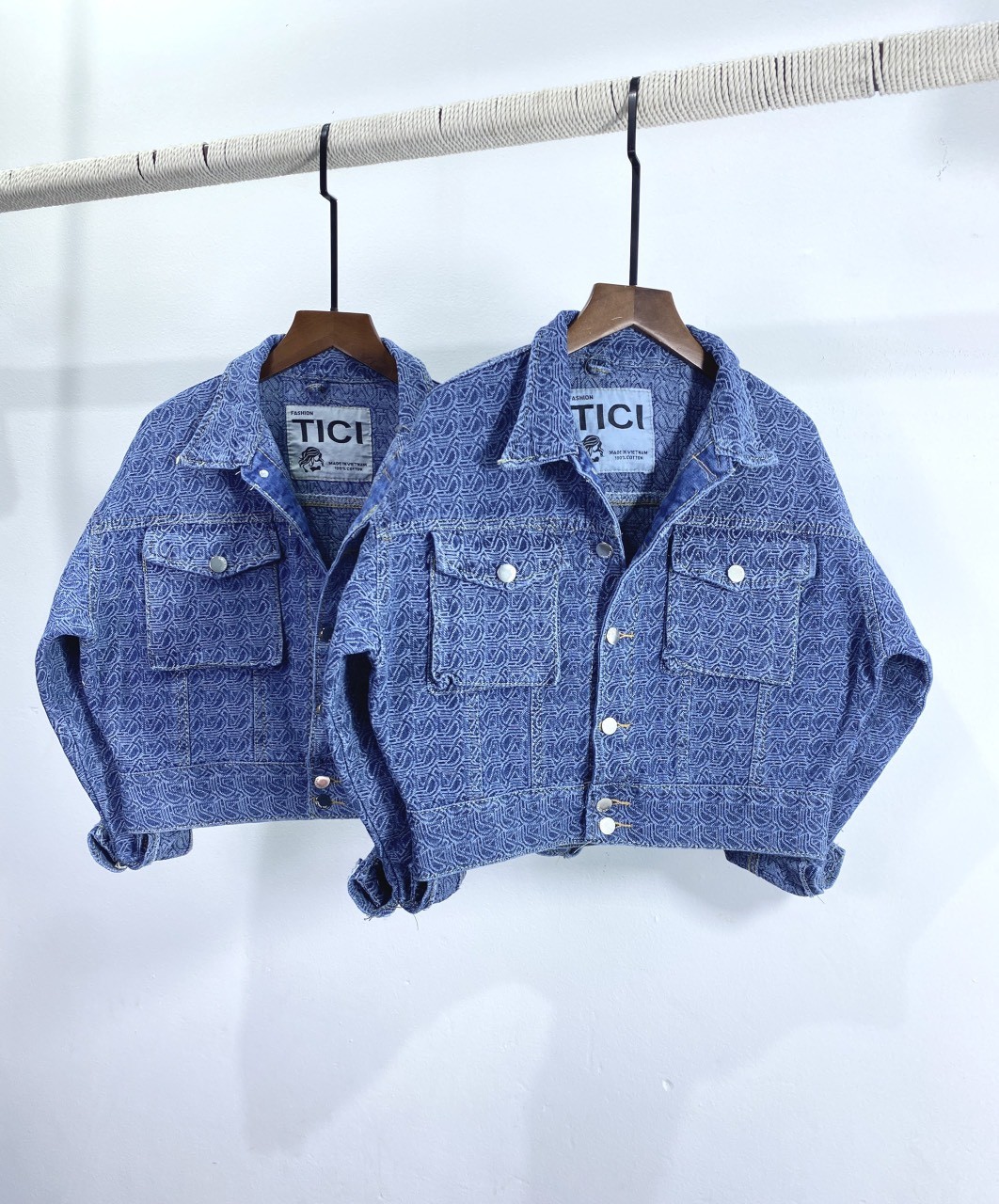 Áo khoác jeans họa tiết dập vân nổi