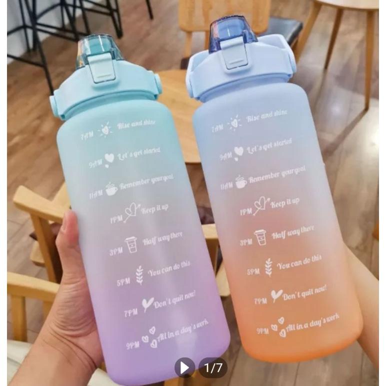 Bình nhựa 2L có vạch nhắc giờ uống nước kèm sticker dễ thương