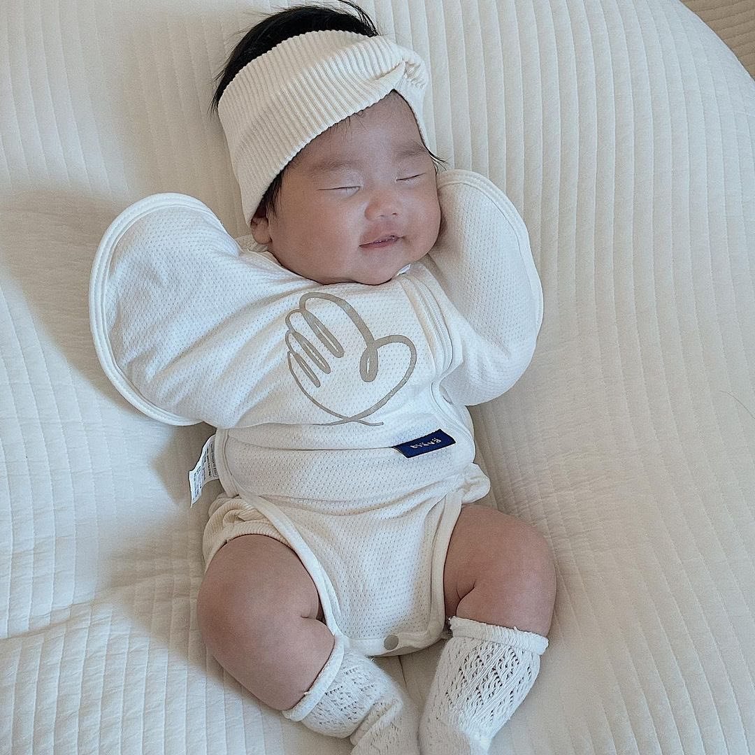 Elava Nhộng chũn hở chân giúp bé ngủ ngon, chống giật mình