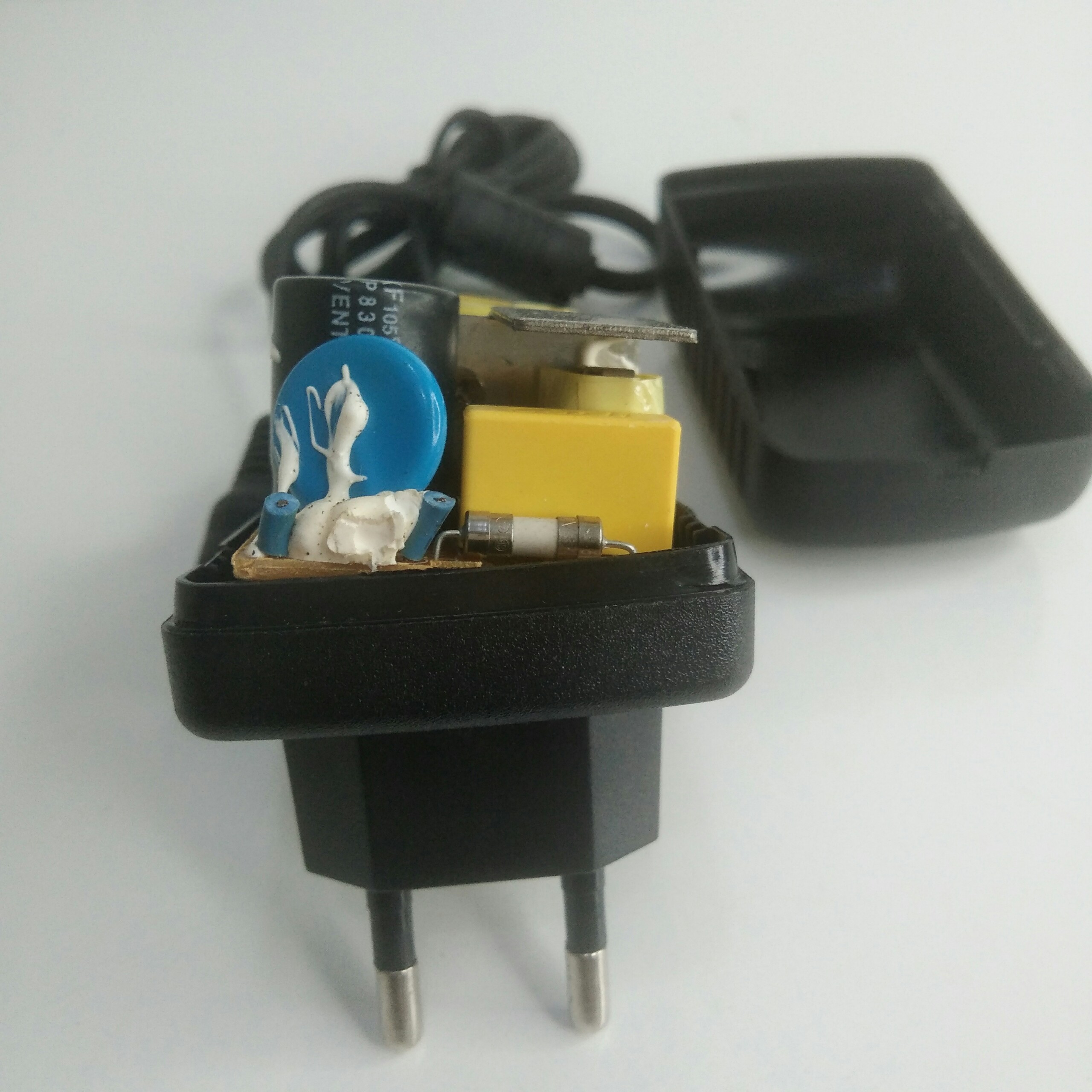 NGUỒN 12V 2A DÙNG CHO CAMERA VÀ CÁC ĐỒ ĐIỆN CÓ CÙNG CÔNG SUẤT ĐẦU DÂY 5.5 LY.HÀNG NHƯ HÌNH