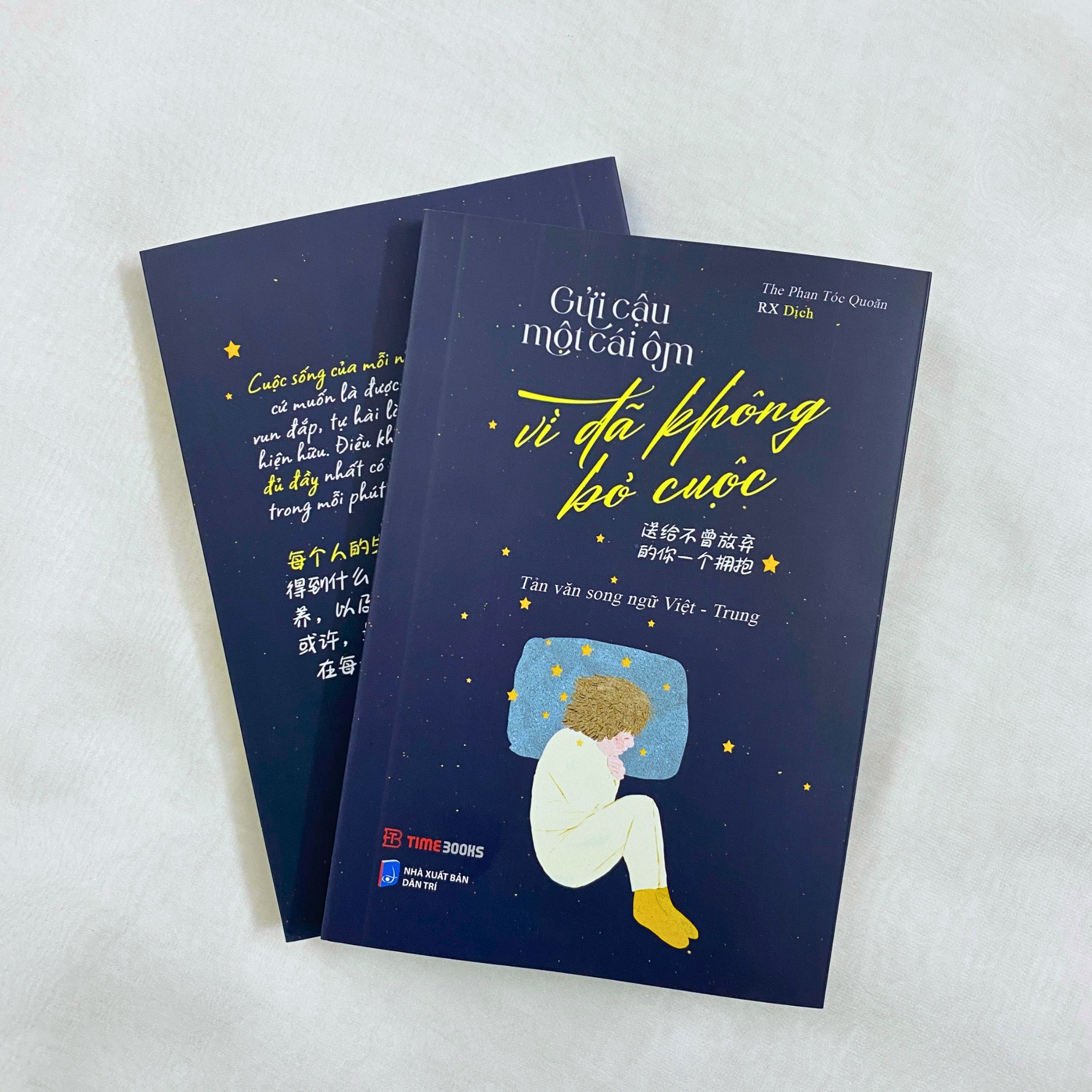 Sách Gửi Cậu Một Cái Ôm Vì Đã Không Bỏ Cuộc - Phiên Bản Song Ngữ Việt Trung - The Phan Tóc Quoăn