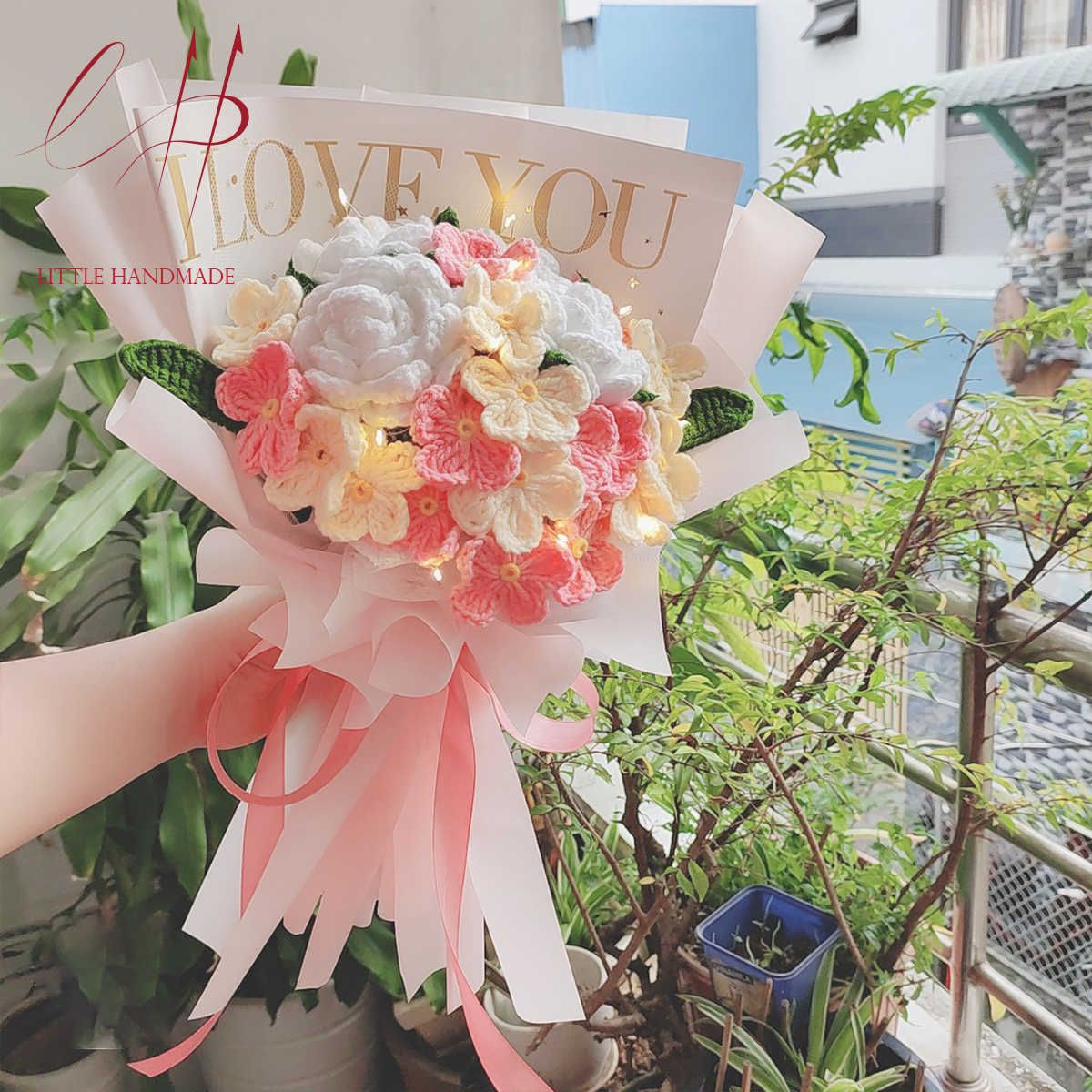 Quà tặng bó hoa 4 bông hồng và 18 hoa lưu ly bằng len handmade