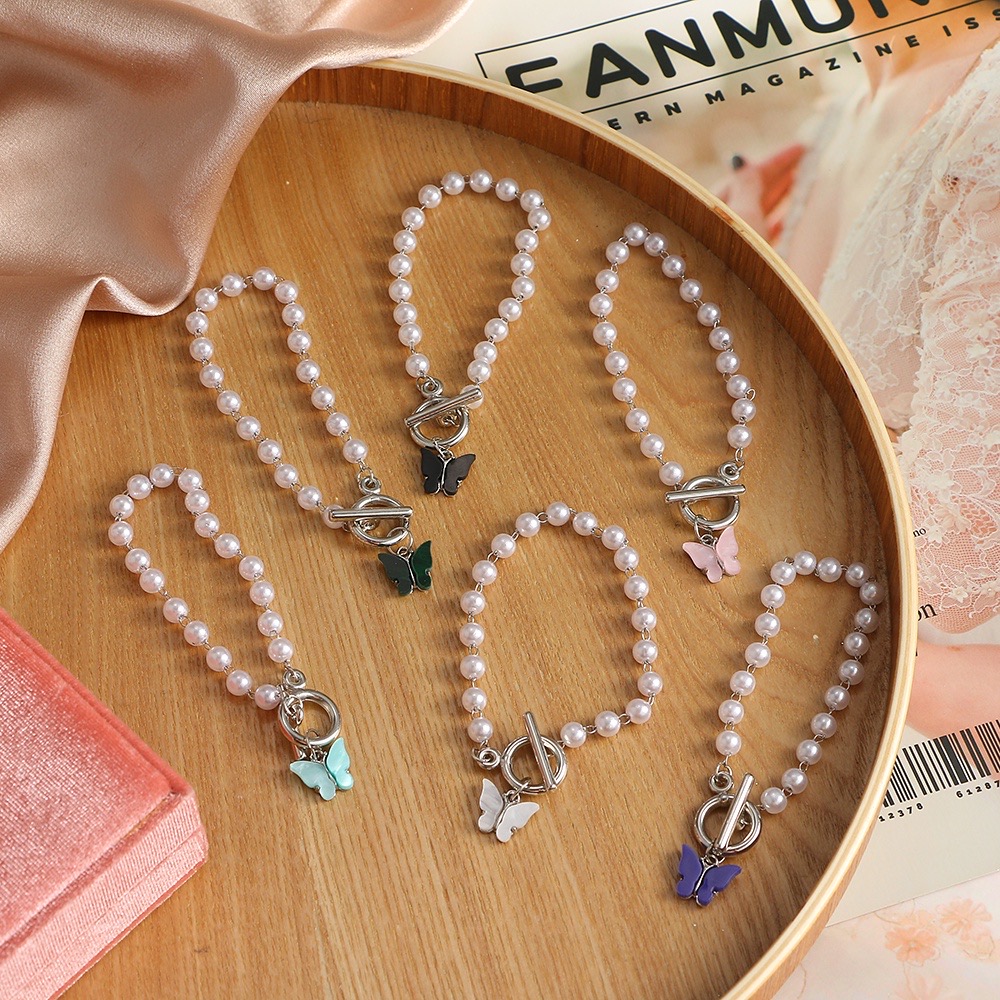 Vòng tay chuỗi ngọc nhân tạo mặt bươm bướm nhiều màu