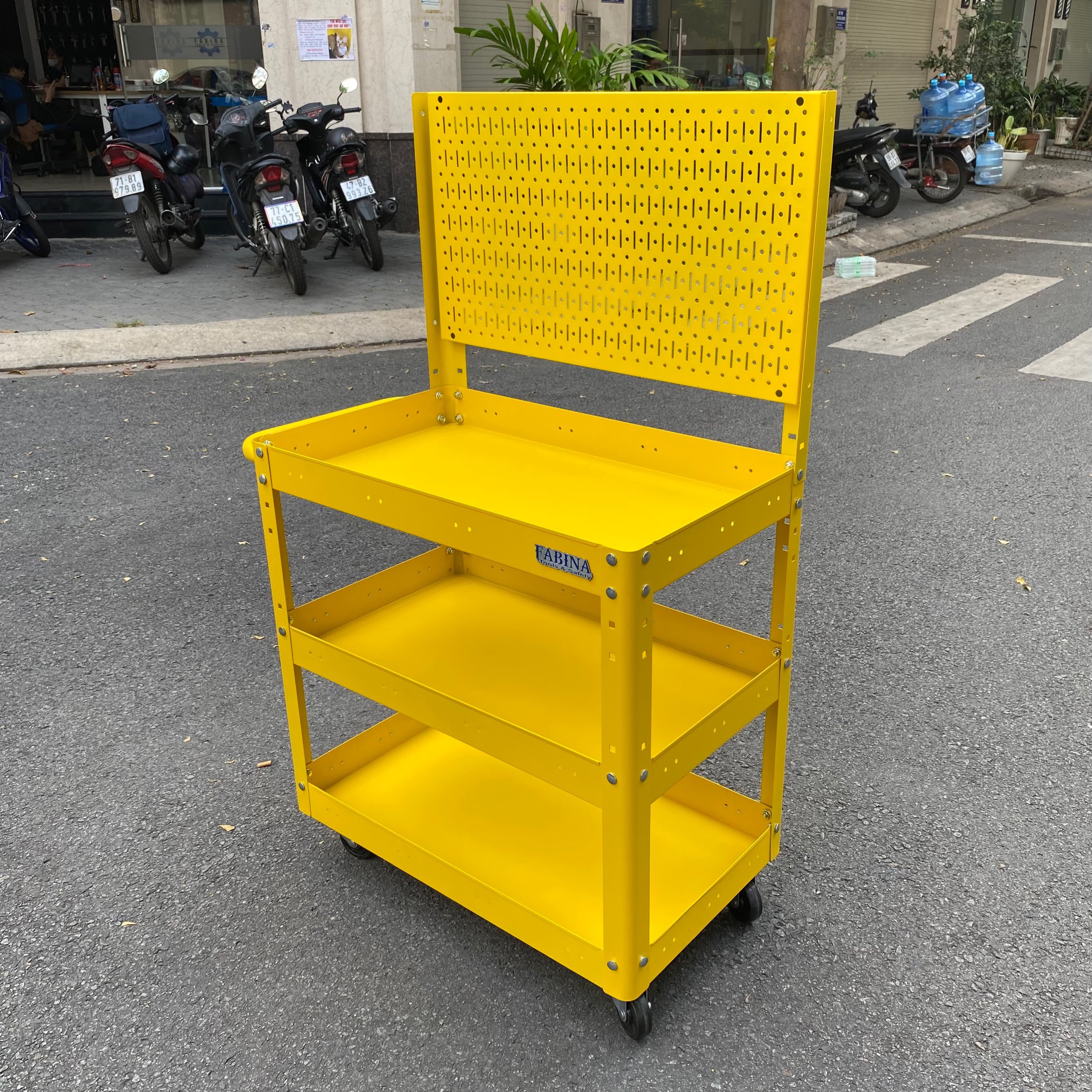 Xe đẩy 3 ngăn vách lưới 72cm vàng FABINA