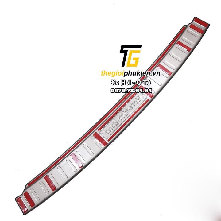 Bộ sản phẩm ỐP BẬC CỐP NGOÀI VÀ BẬC CỬA TRONG vân Titan xe Mercedes GLC