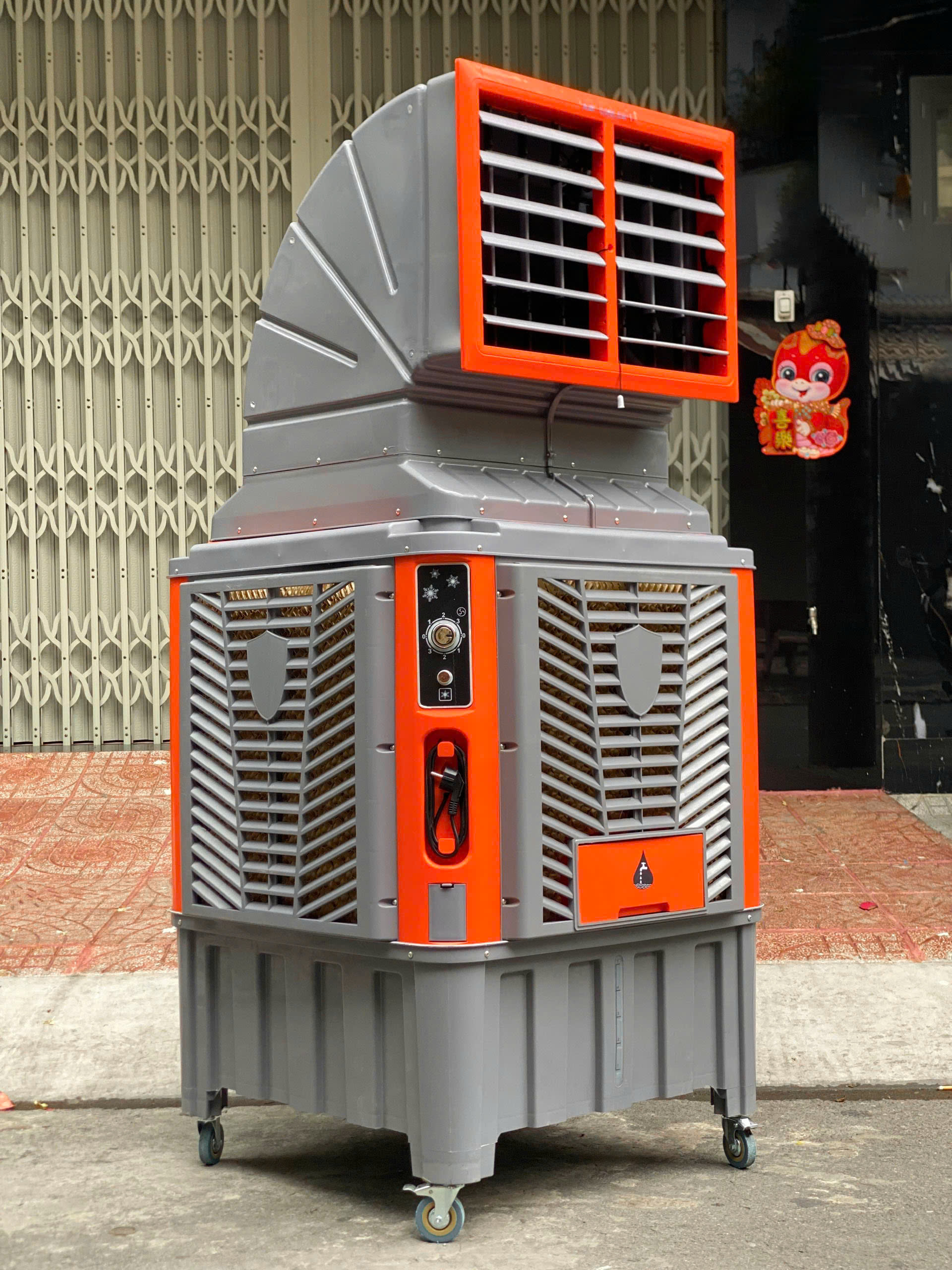 Quạt Điều Hòa Hơi Nước Công Nghiệp  Maki QF260 Dung Tích 130 Lít Công suất 1500W 4 Bánh Xe Di Chuyển Diện Tích Làm Mát Đến 150M2 Dùng Cho Công Nghiệp Diện Tích Lớn Đám Tiệc Sự Kiện Ngoài Trời hàng nhập khẩu