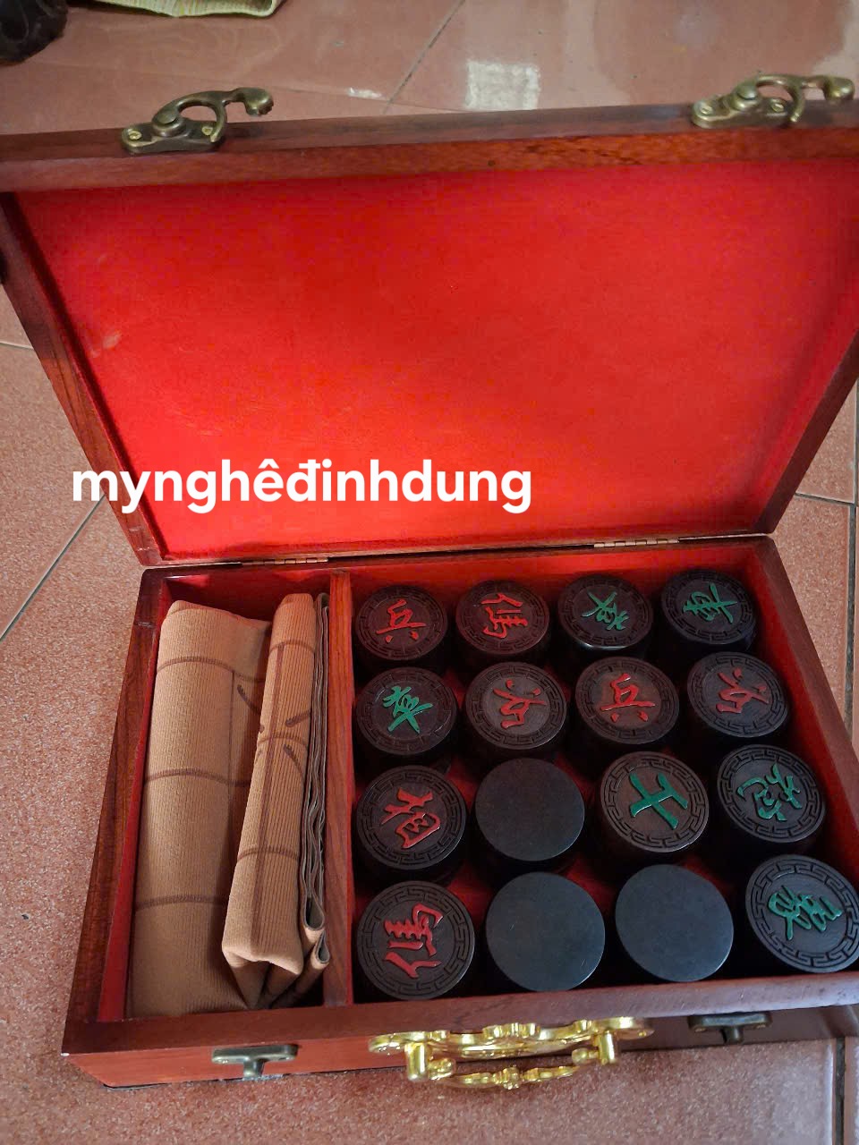 Combo quân cờ tướng bằng gỗ trắc đỏ đen 4.8x1.5cm + hộp đựng + tấm vải  da