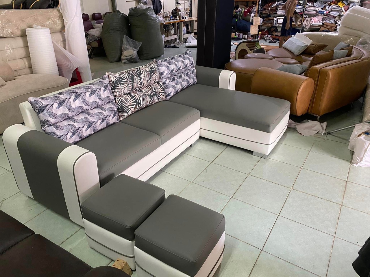 Sofa góc giá xưởng Tundo 2m6 x 1m6 tặng 2 đôn vuông.