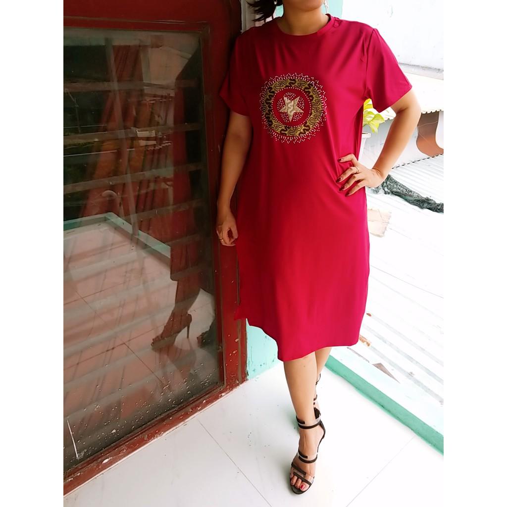 Đầm thun lạnh xẻ tà đính đá màu đỏ đô chữ reesize từ 60 ký đến dưới 75 ký
