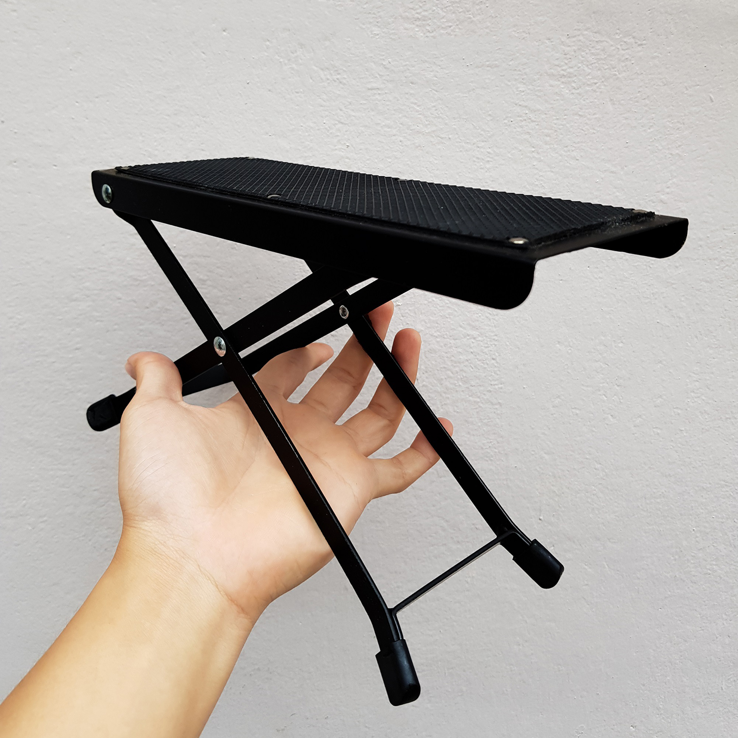 Đế gác chân khi chơi đàn Guitar