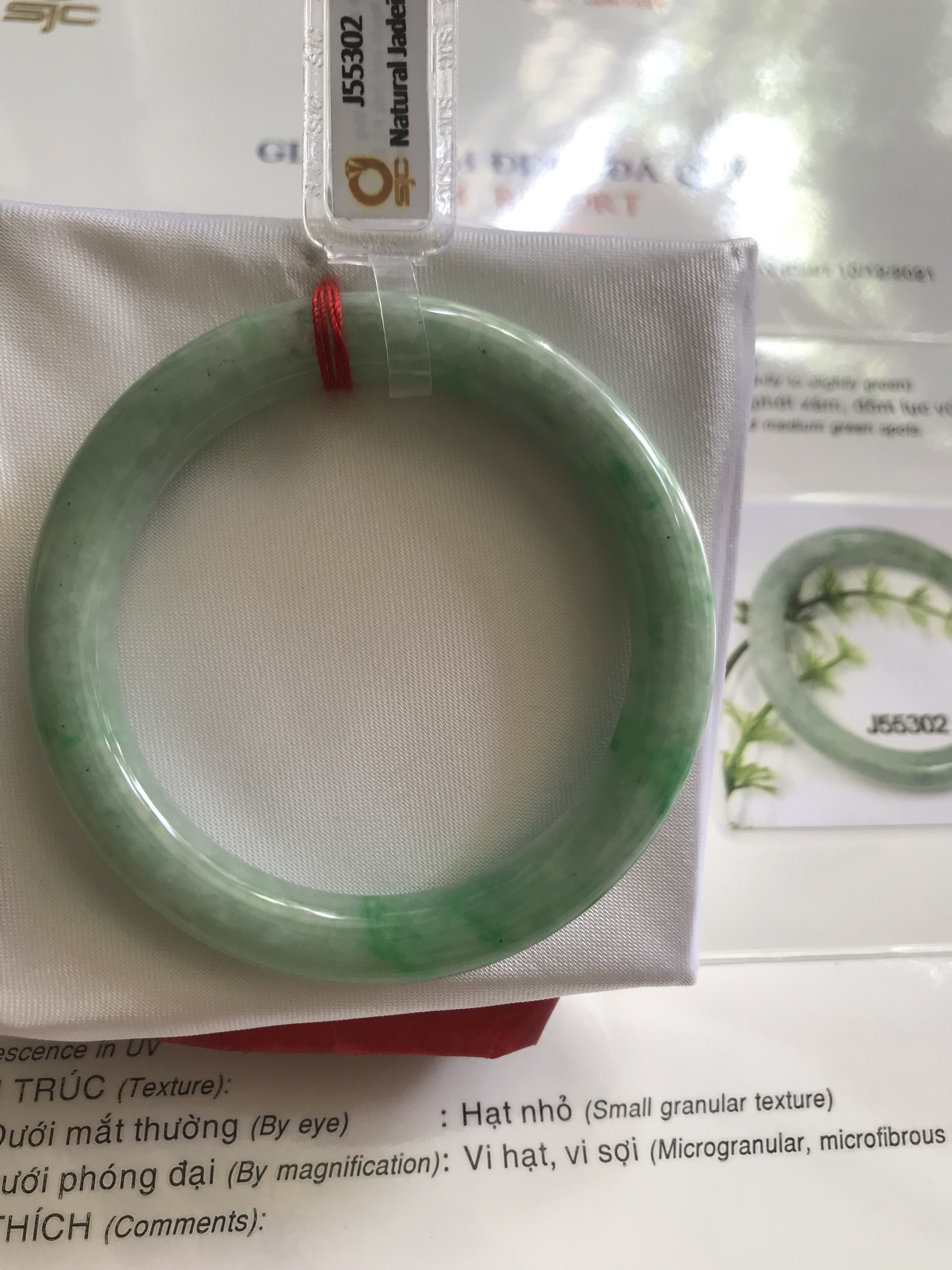 Vòng Cẩm Thạch tự nhiên Kiểm Định Sjc J55302 Xanh Đậu Lý A Sao Sao Sao Vip 49mm x chột 8mm Màu Trắng Xanh Bông đậu vân lý tươi đậm bóng đều đẹp sang nữ 45kg - 49kg đeo Món quà tặng thật sự ý nghĩa dành tặng cho chính bản thân mình, tặng Mẹ , Vợ ý nghĩa ạ