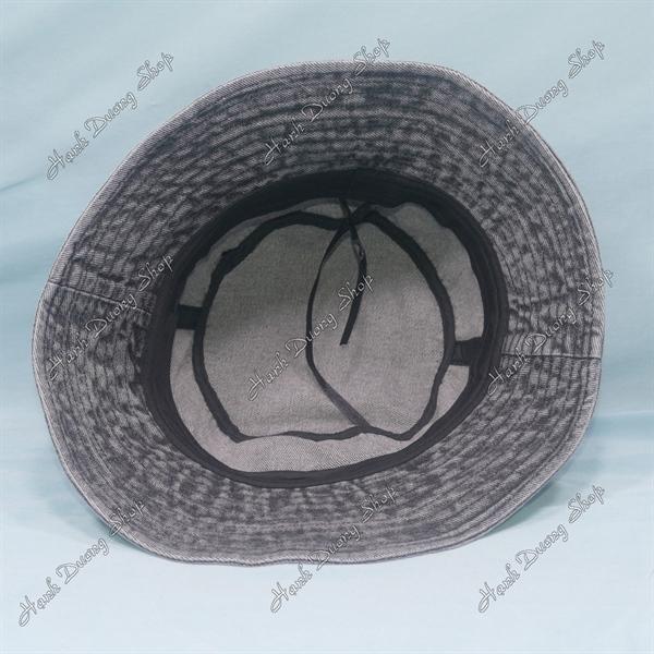 Nón tai bèo jean hàng quảng châu vòng đầu 58-59cm, mũ bucket vành rộng 6,5cm có may quai gắn chữ D bên hông phía trong có dây rút giảm size vải jean oát - Đen