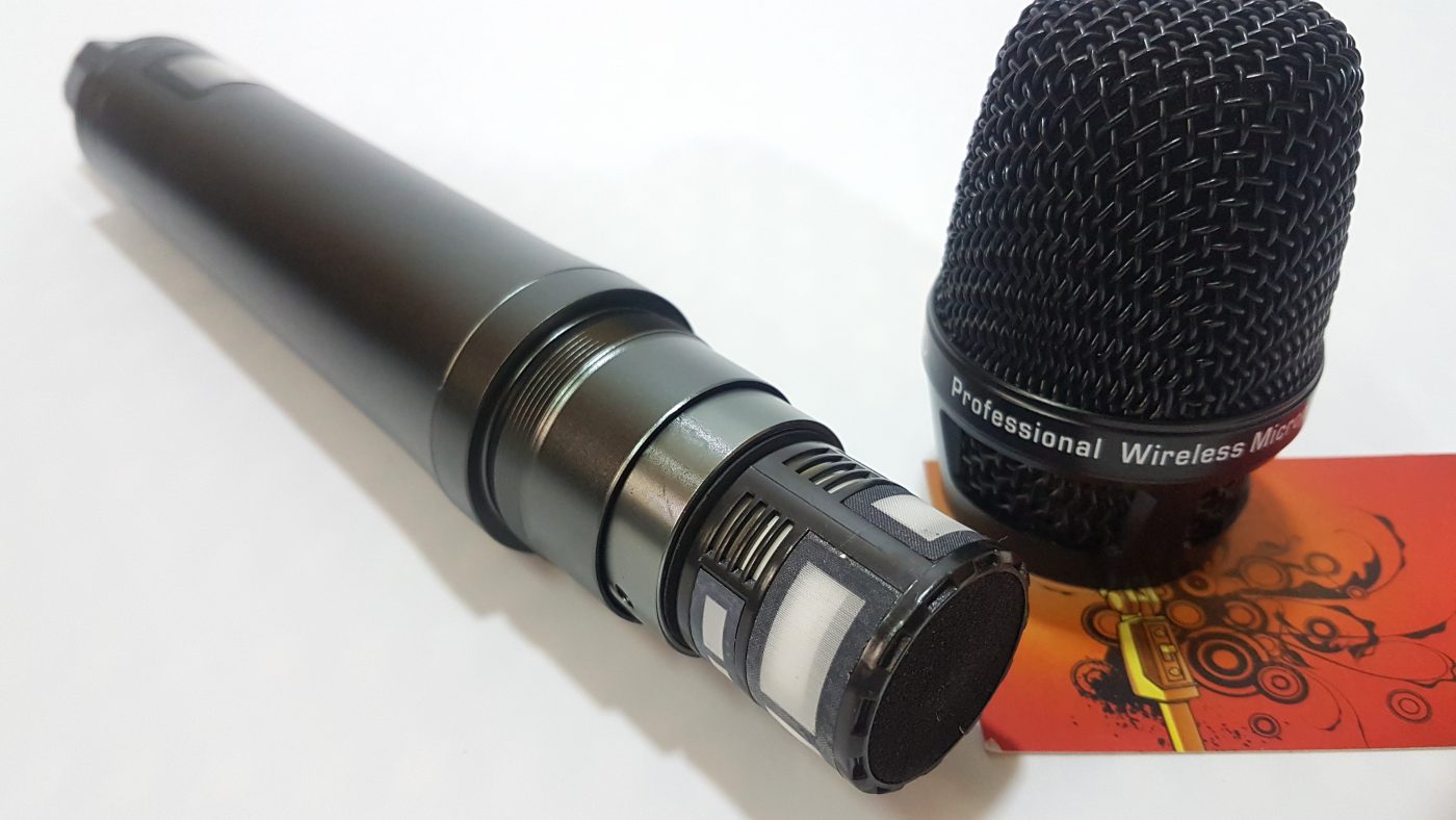 Micro không dây Shure UR18D - Mic karaoke gia đình, sân khấu chuyên nghiệp - Đầu thu anten 4 râu - Độ nhạy cao, bắt sóng xa, chống hú rít - Thiết kế sang trọng, bắt mắt - Dễ dàng phối ghép với các thiết bị âm thanh khác - Hàng nhập khẩu loại I