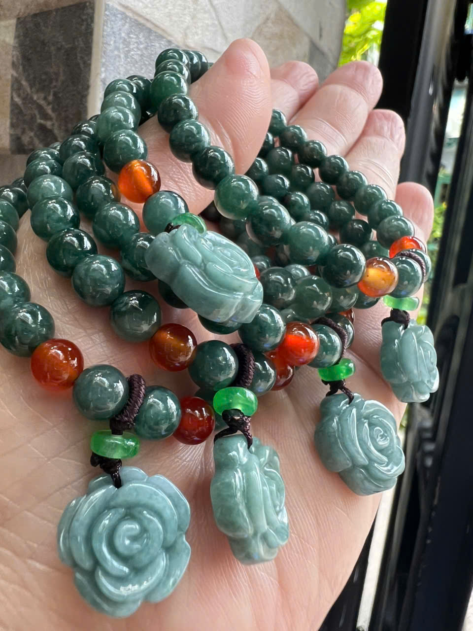 Vòng Tay Chuỗi Nữ Đá Cẩm Thạch Xanh Lam Đậm Tự Nhiên Mix Bông Hồng rất là xinh đẹp size hạt 7mm các chị em nữ mệnh thủy mệnh mộc mệnh và hỏa đeo chuẩn hợp món quà tặng phụ nữ quà sinh nhật đẹp ý nghĩa rẻ đẹp ạ