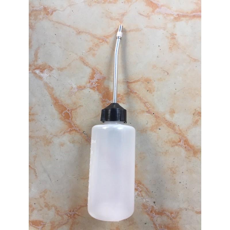 BÌNH TRA CHÂM NHỚT ĐẦU VỊT NHỚT RA BĂNG KIM LOẠI , BÌNH CHÂM DẦU MÁY CÓ CHIA VẠCH. Dung tích 120ml.