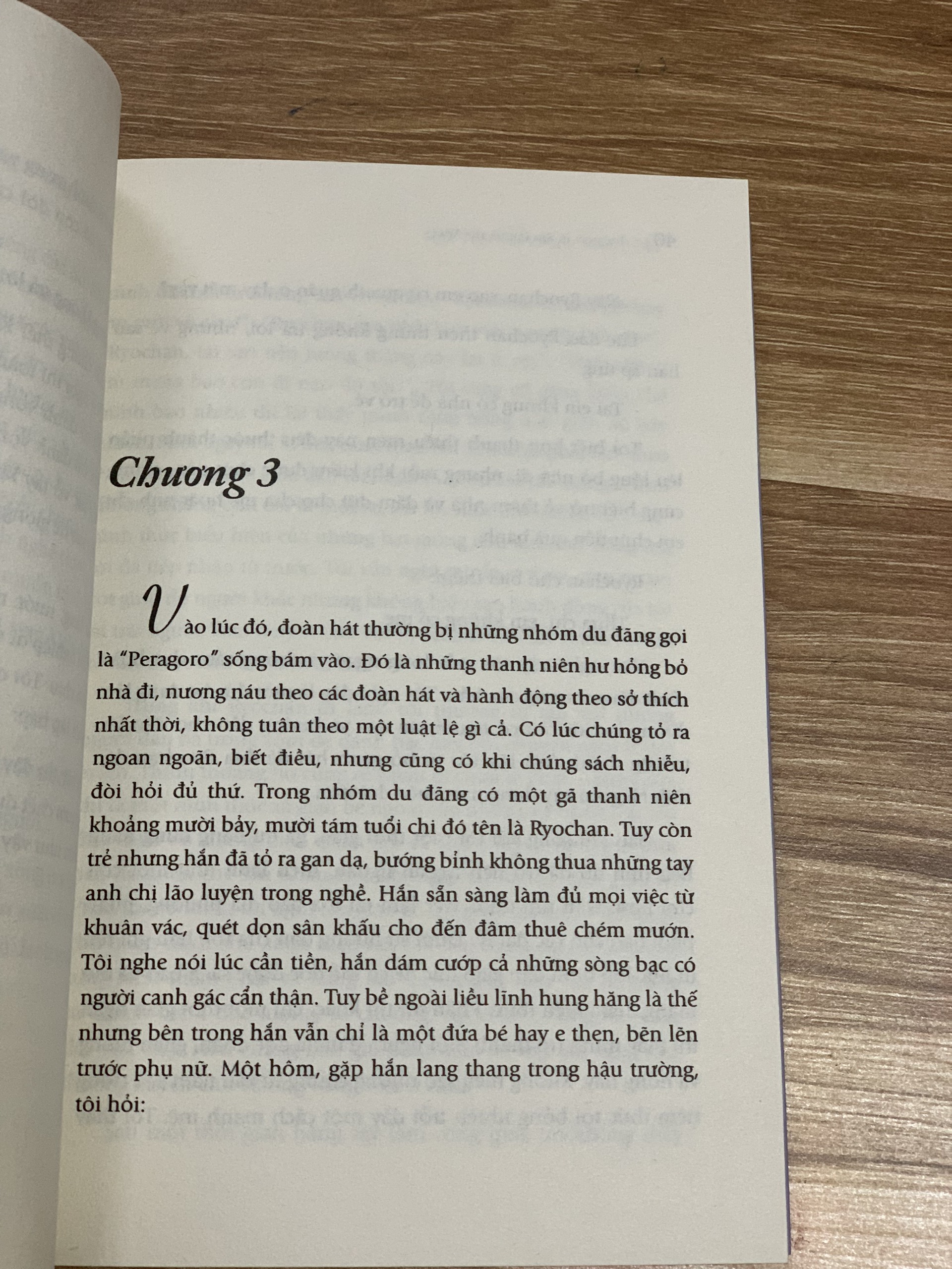 Sách - Hoa Trôi Trên Sóng Nước