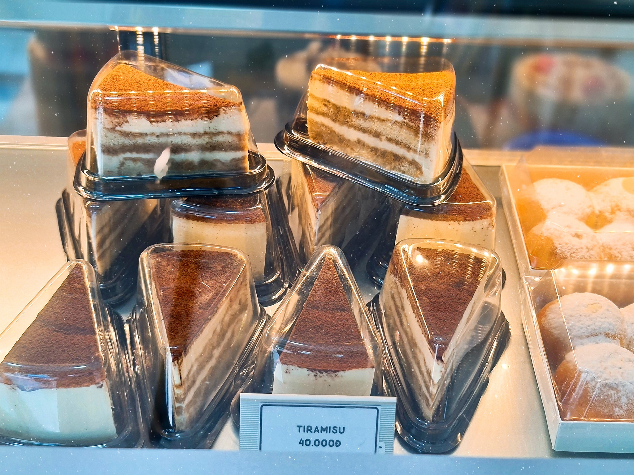 Hộp Tam Giác A03 Đựng Bánh Kem - Tiramisu - Cheese Cake - Red Velvet - Bánh Crepe Nhiều Tầng