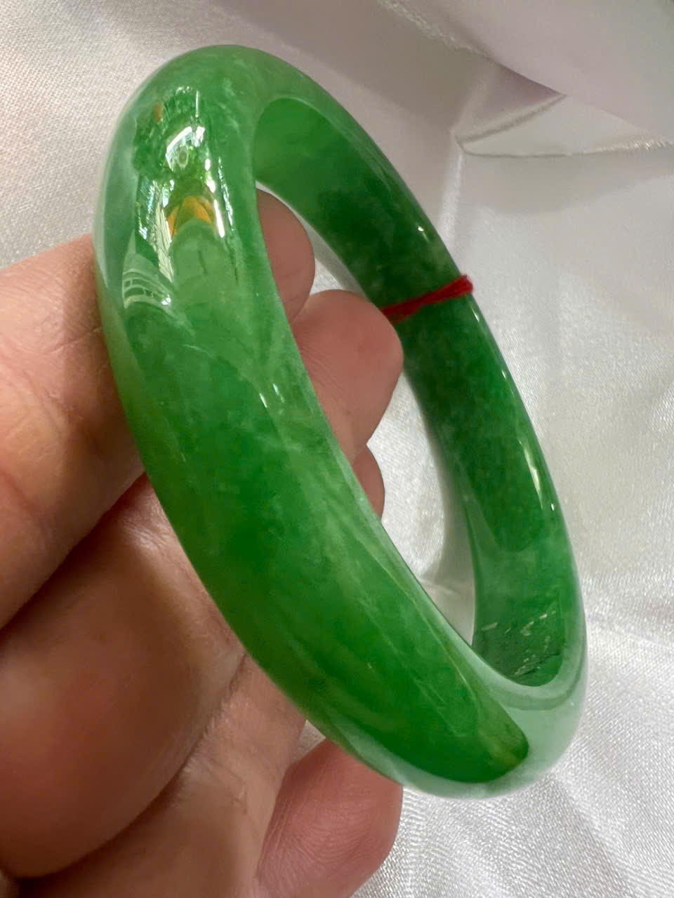 Vòng Tay Nữ Đá Cẩm Thạch Bản Hẹ Lý 57mm A Cao 12mm Dẩy 7,2mm Màu Xanh Lý Tươi Bông Trắng Bóng mượt đẹp nữ mệnh mộc hỏa thủy 55kg - 62kg đeo xinh đẹp sang tay món quà tặng mẹ tặng nữ ý nghĩa ạ