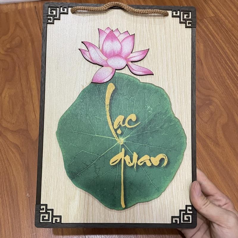 Tranh gỗ hoa sen lá sen chữ lạc quan khắc nổi tặng kèm đinh 3 chăn