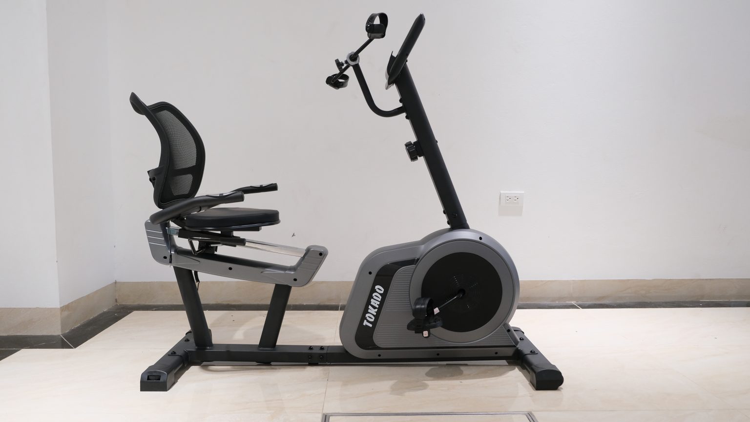 Xe đạp phục hồi chức năng TK8601R điều chỉnh yên linh hoạt, lưng dựa thoáng khí êm ái, tải trọng 120kg chắc chắn, bánh đà 3kg điều chỉnh nặng nhẹ linh hoạt cho người sử dụng.