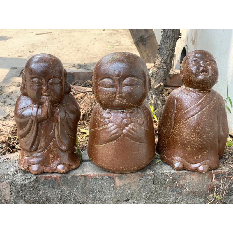 Set 3 tượng chú tiểu gốm mộc, dùng trưng bày tủ- kệ, bàn làm việc….