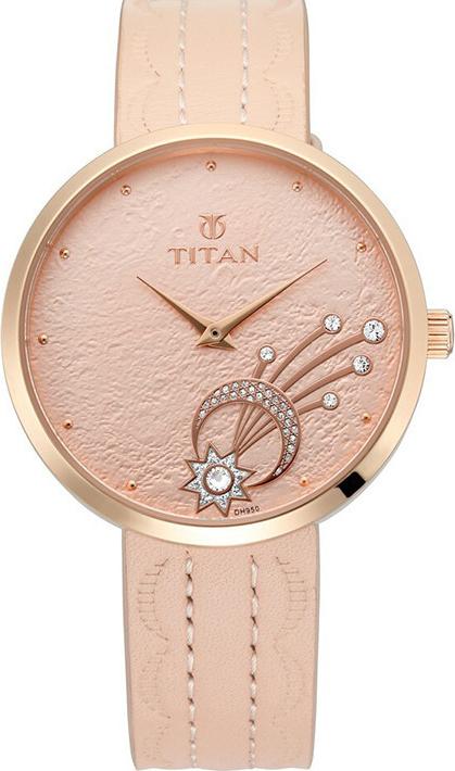 Đồng hồ đeo tay hiệu Titan 95083WL01; kèm bộ trang sức gồm 4 bông tai và hộp