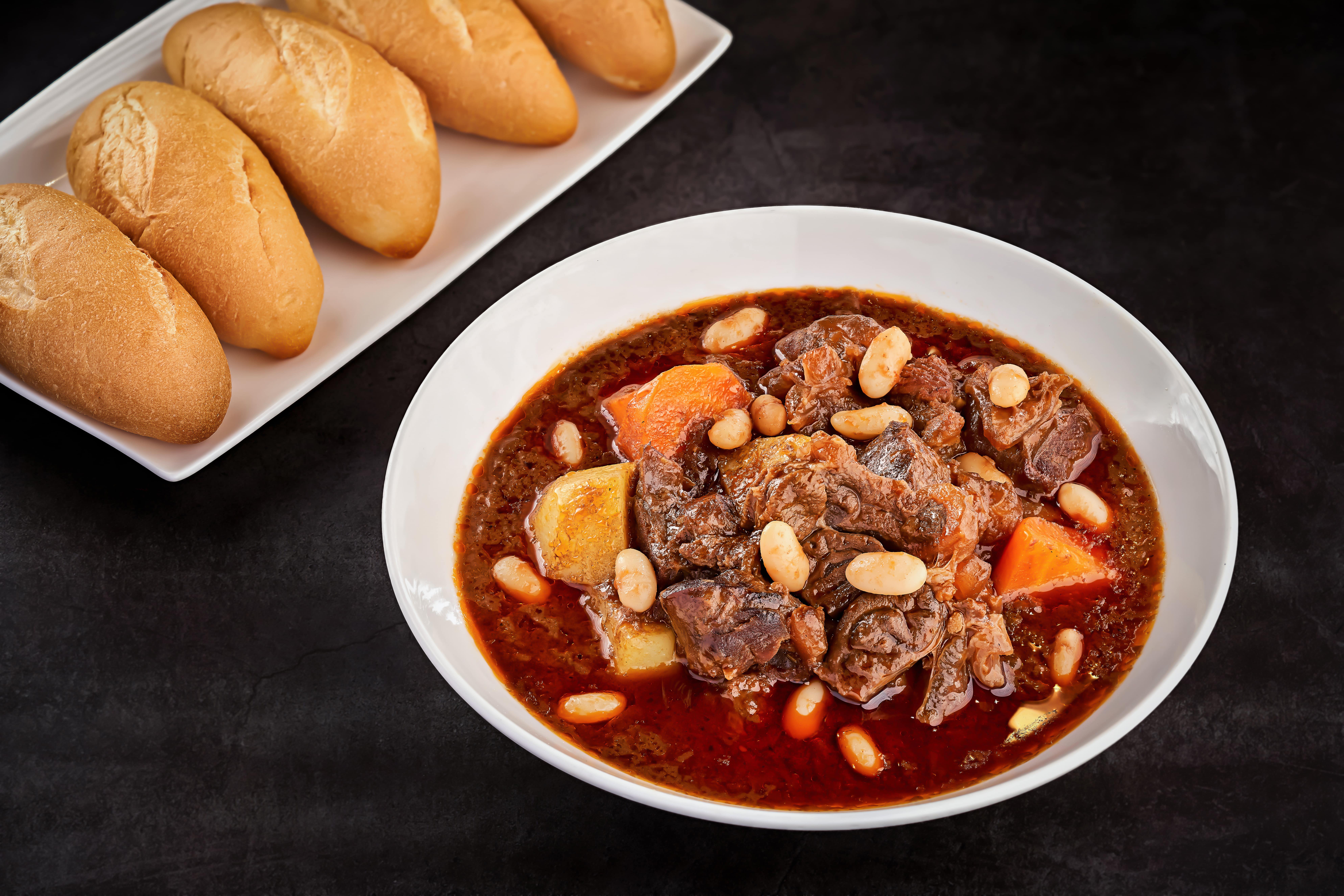 Bắp, gân bò nấu đậu - bánh mì
