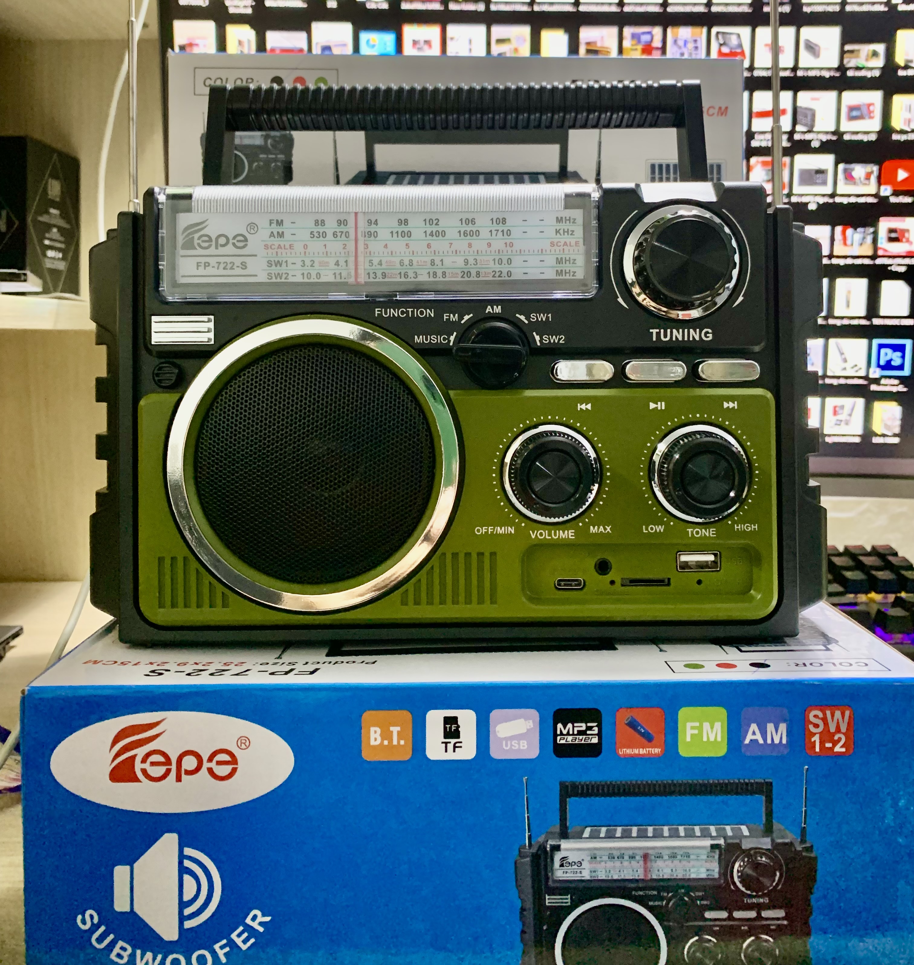 Đài FM Radio Nghe Nhạc FEPE FP-722-S Bluetooth-Sạc Năng Lượng Mặt Trời,Thiết Kế Cổ Điển Sang Trọng ,2 Ăn-Ten Bắt Sóng Mạnh Hỗ Trợ USB và Thẻ Nhớ- Hàng Chính Hãng