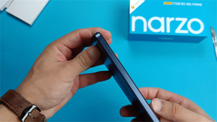 Cạnh trái của Realme Narzo 50i Prime chỉ chứa khe cắm SIM