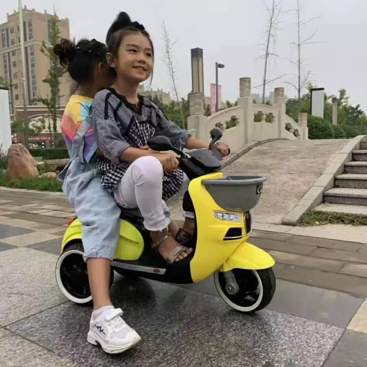 Xe máy điện 3 bánh cho bé CHIWA-2020 có giỏ 4 màu: Xanh-Đỏ-Vàng-Trắng siêu kute cho bé