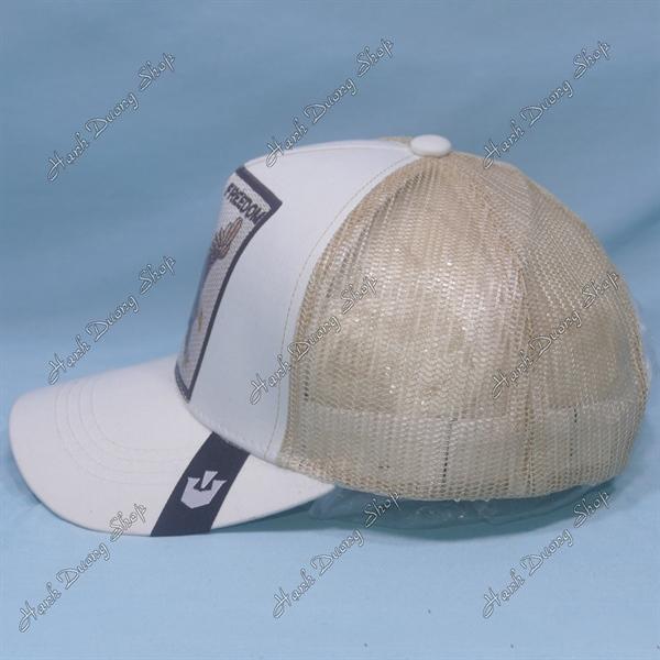 Nón kết lưới in đại bàng in chữ Freedom phía sau khóa nhựa phía trong và trước có tem vòng đầu 55-58cm - Kaki & kem