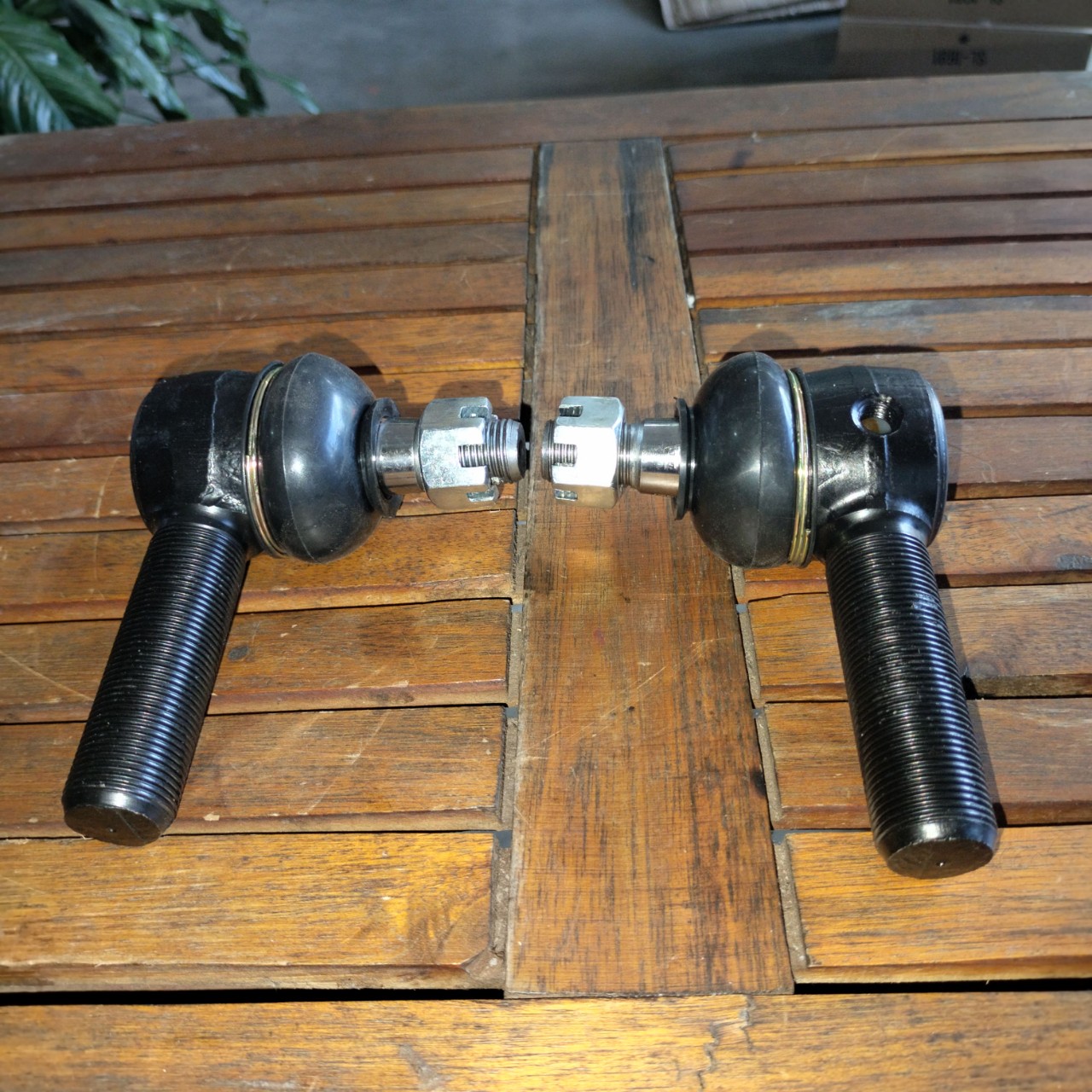 Một cặp Rotuyn lái dùng cho xe tải 2.5 tấn - 3.5 tấn, BJ1060, gai ngoài 22mm, côn 18mm