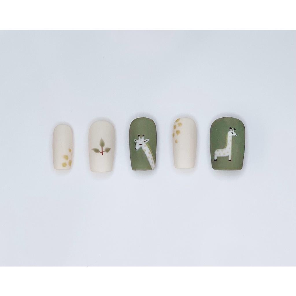 Nail Box > Móng up vẽ trang trí hoạ tiết chú hươu cao cổ