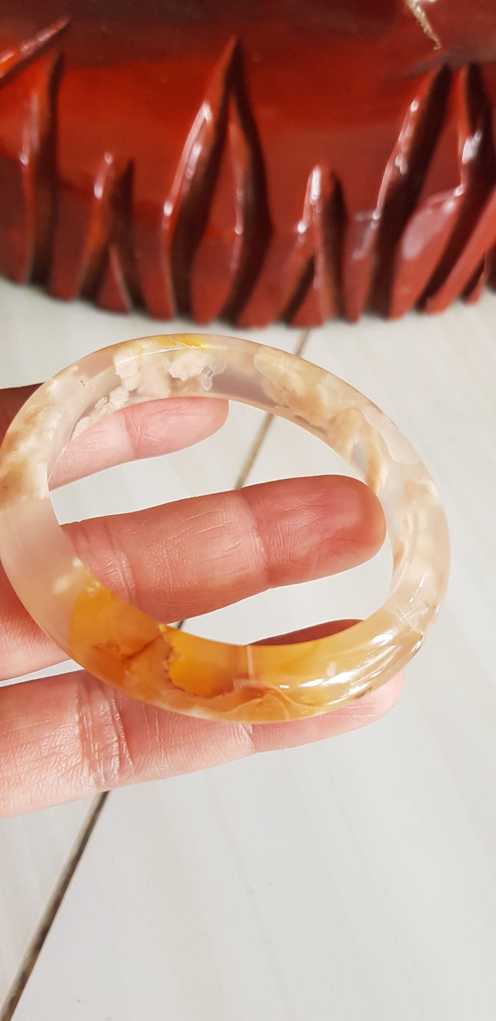 Vòng tay Nữ Bản Hẹ Mới Đá Mã Não Bông Vàng trắng rau câu đều bóng vòng quá đẹp luôn Vòng Ni 51mm x Cao 11mm x dầy 7mm Nữ mệnh Kim mệnh Thổ Nữ Cân nặng 49kg - 52kg đeo xinh tay đẹp lắm ạ