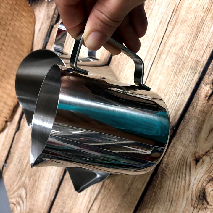 Ca đánh sữa INOX 304. Dụng cụ PHA CHẾ đánh sữa tạo ra tách LATTE, CAPPUCCINO nghệ thuật. Nhiều SIZE với dung tích 350, 600, 1000, 1500 và 2000ml