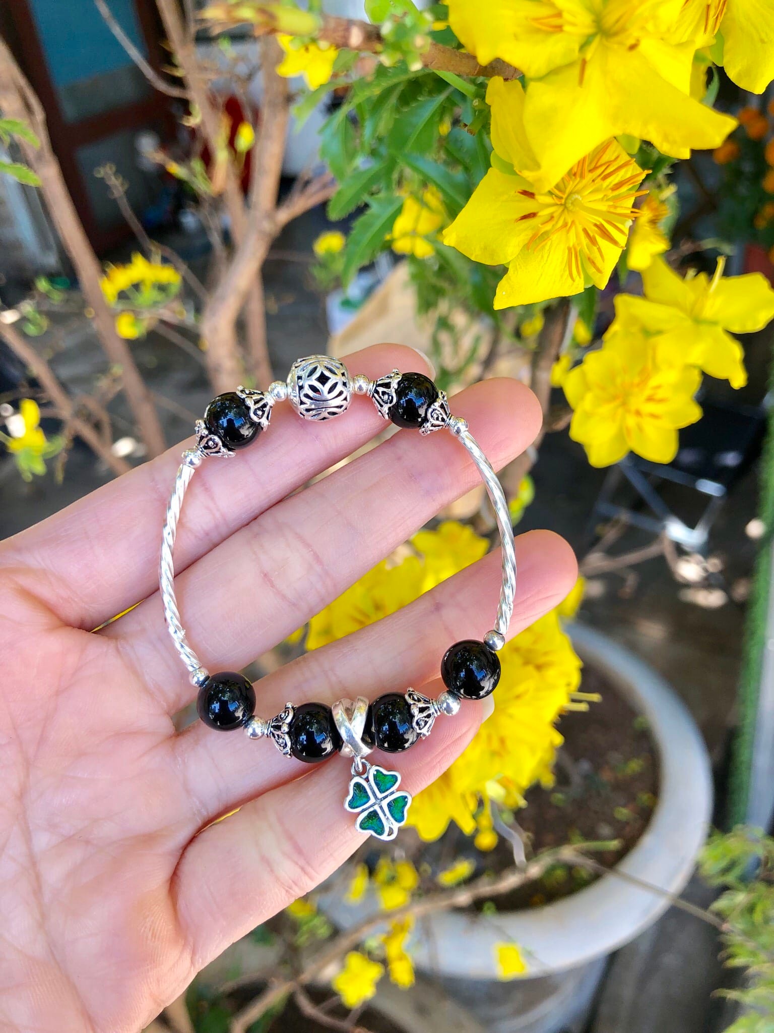 Vòng tay thạch anh đen mix charm cỏ 4 lá