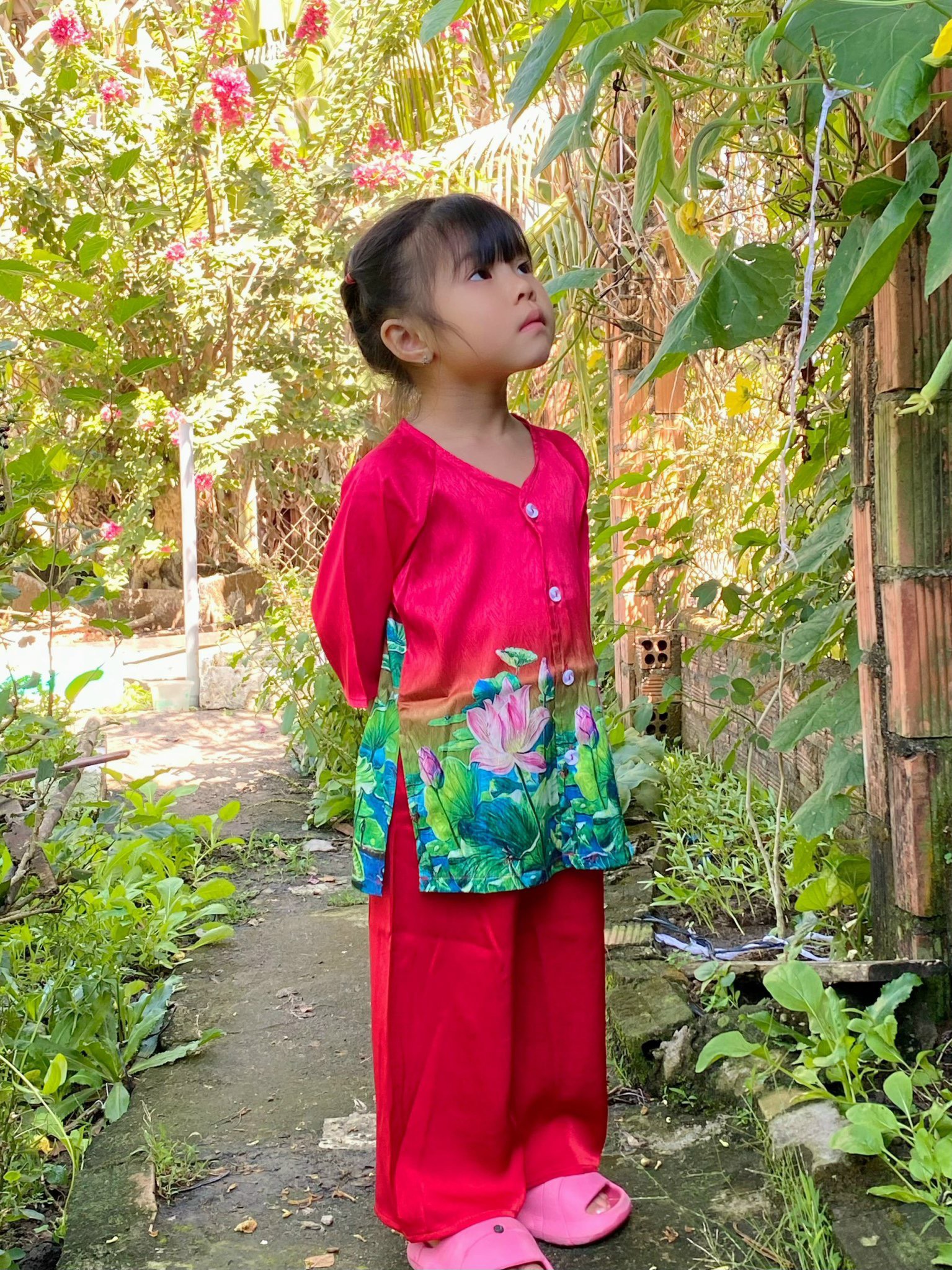 Nguyên set đồ bà ba cho bé gái hoa sen đi chơi biểu diễn đẹp từ 10-40kg chất lụa mát
