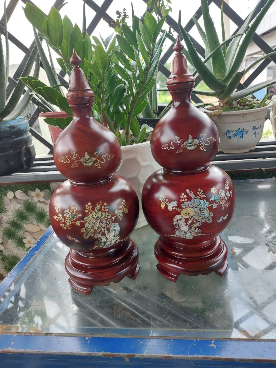 Cặp Lục bình hồ lô gỗ lim nguyên khối cẩn hoa cao 40cm
