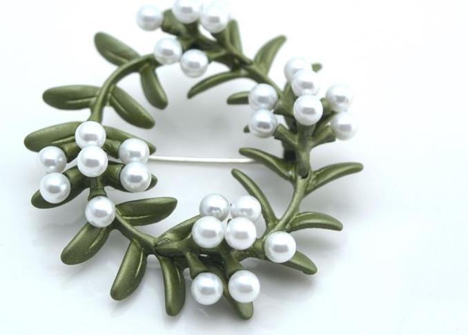 Cài áo  thời trang vòng nguyệt quế lá xanh phối ngọc trai nước ngọt GC202