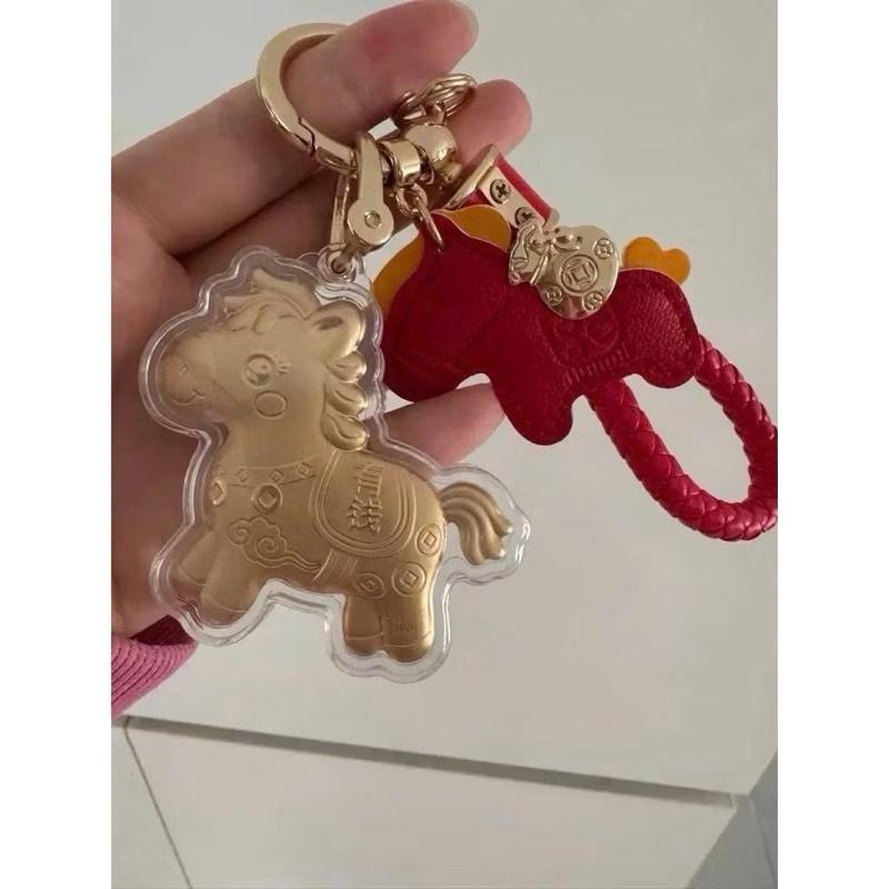 (Loại full hộp) Móc Khóa Ngựa Vàng Phong Thủy Tài Lộc Dây Đỏ May Mắn Cho Xe – Túi – Chìa Khóa