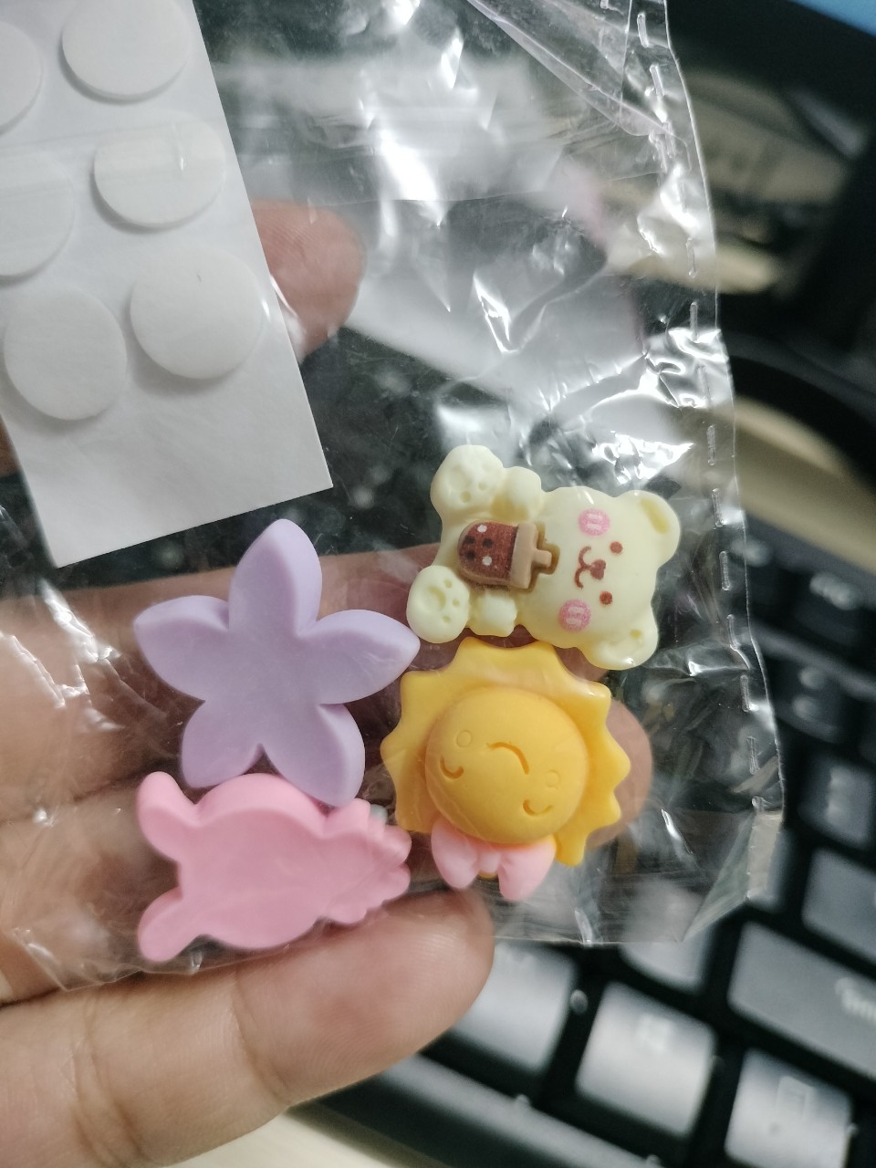 Bộ 4 Sticker 3D Hoạt Hình Cute, Nhãn Dán Cho Ốp Lưng Điện Thoại, Bình Nước, Nón Bảo Hiểm, Giày Dép… (Giao Mẫu Ngẫu Nhiên)