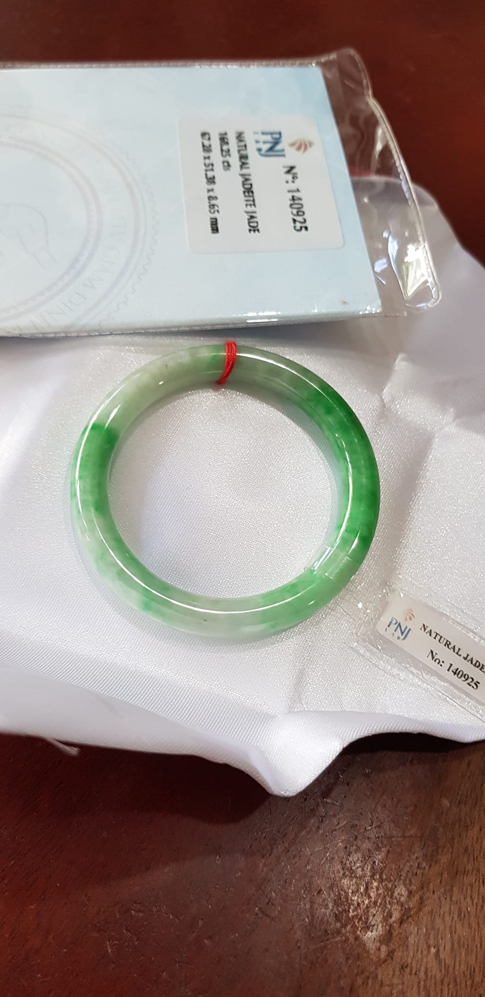 Vòng Cẩm Thạch tự nhiên Đậu Lý Sao Sao Sao Vip 50mm x chột 8mm Vòng cẩm thạch kiểm định P No 140925 Màu Xanh lý tươi bóng sáng mượt bông đậu lý trắng đều đẹp sang Nữ 50kg - 54kg đeo ạ