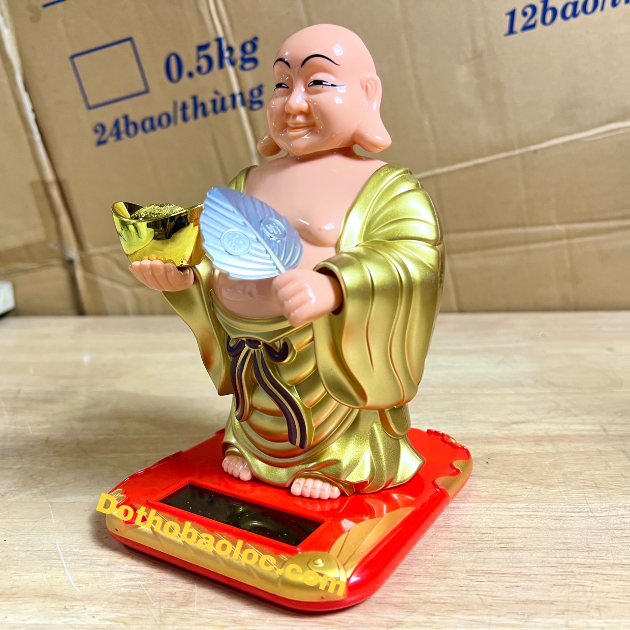 Di lặc gật đầu, vẫy quạt chạy bằng năng lượng mặt trời