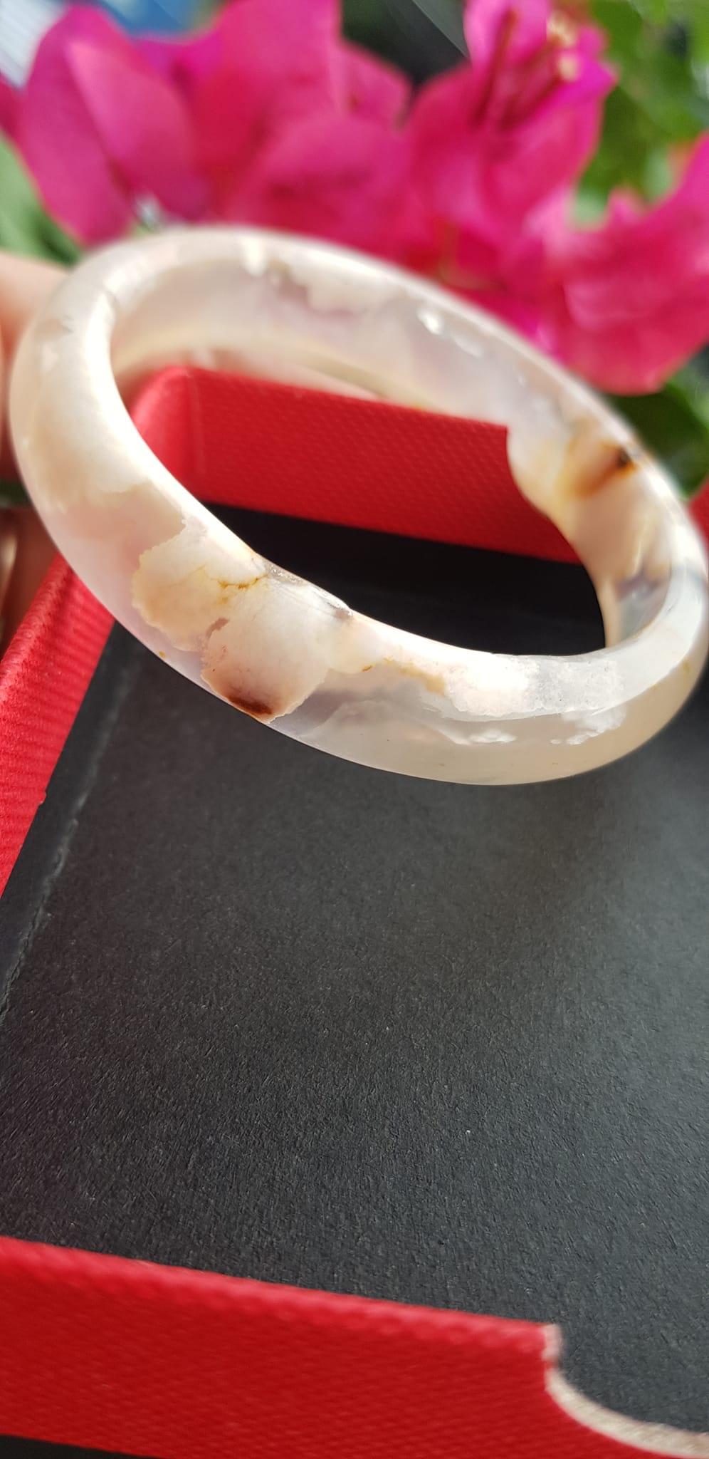 Vòng tay phong thuỷ Nữ Bản Hẹ Đá Mã Não trắng vàng nhẹ bông hoa bóng đẹp Vòng tay Nữ Ni 48mm x Cao 11mm x dầy 6mm Nữ tay nhỏ cân nặng 30kg - 45kg đeo đẹp ạ