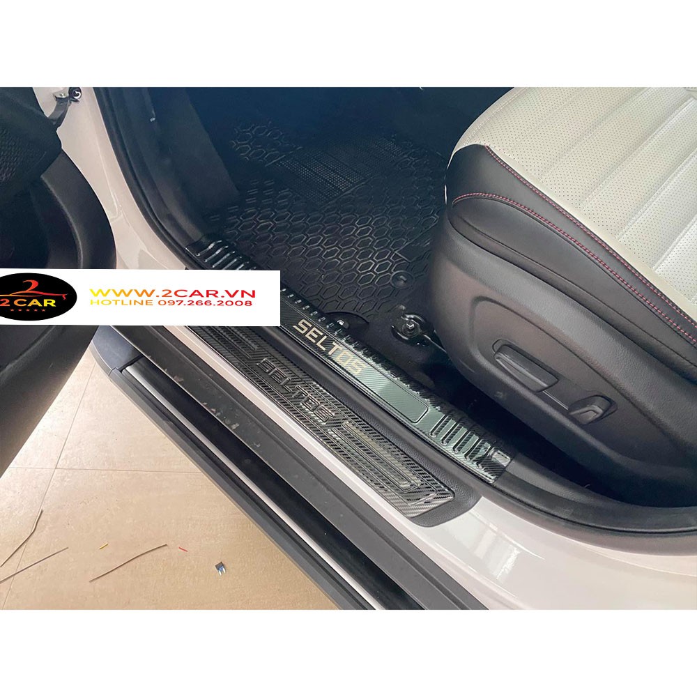 Ốp bậc cửa, nẹp bước chân trong, ngoài Carbon xe Kia Seltos 2020- 2021- 2022, vân cacbon cao cấp