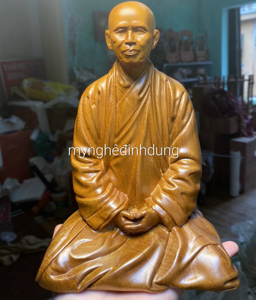 TƯỢNG THIỄN SU THÍCH NHAT HẠNH BẰNG GỖ BÁCH XANH THƠM NỨC KT CAO 20×11.5CM
