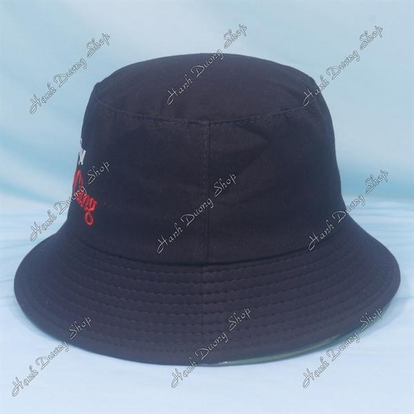 Nón tai bèo mũ bucket vành nhỏ thêu chữ Khó Chịu Vô Cùng - Đen