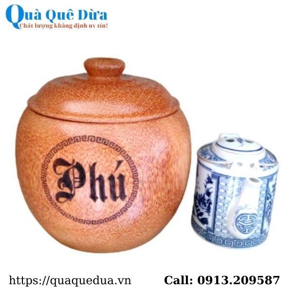 Bình Trà Gỗ Dừa Gọn Đẹp Khắc Hoa Văn Chữ Phú Quý Và Bình Trà 700 - 950ml - Sản Phẩm Được Sản Xuất Tại Bến Tre